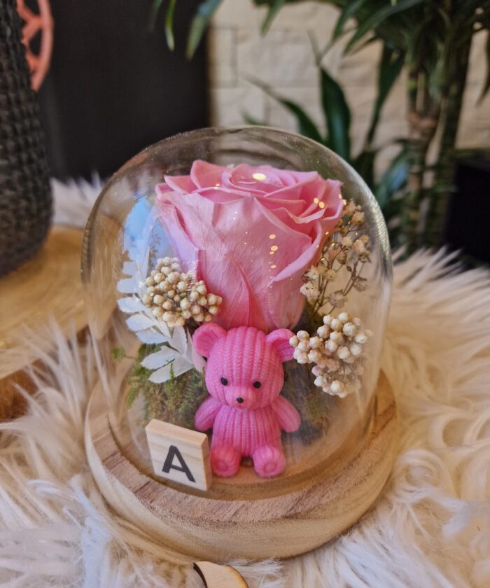 Cadeau de naissance fleur sous cloche avec nounours