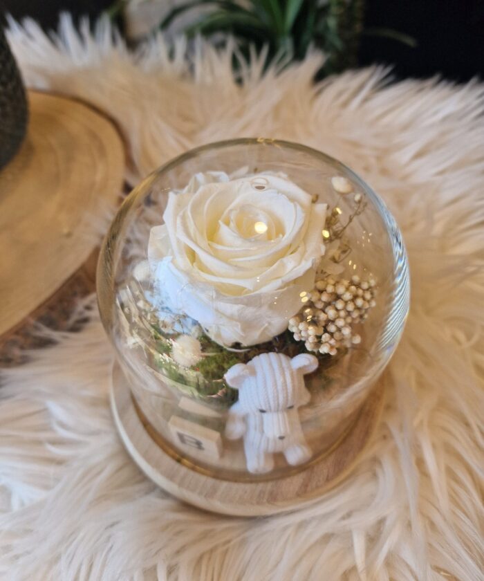Fleur sous cloche avec lettre personnalisée